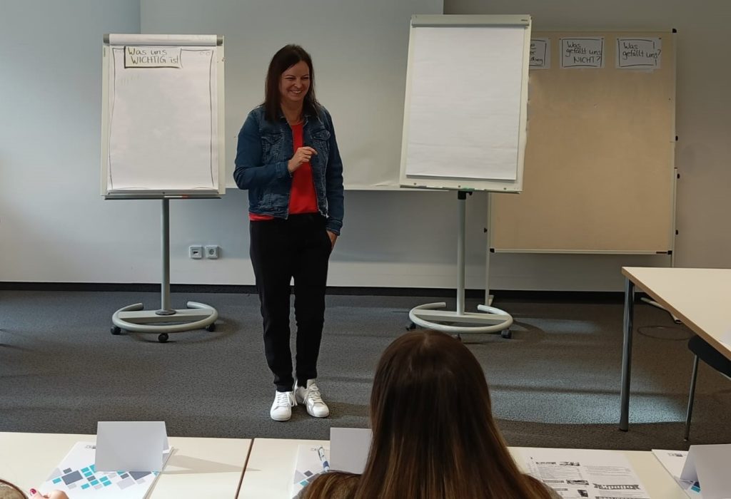 Trainerin bei der IHK Akademie Niederbayern - Beispielfoto eines offenen Seminars für Azubis am IHK-Standort Passau